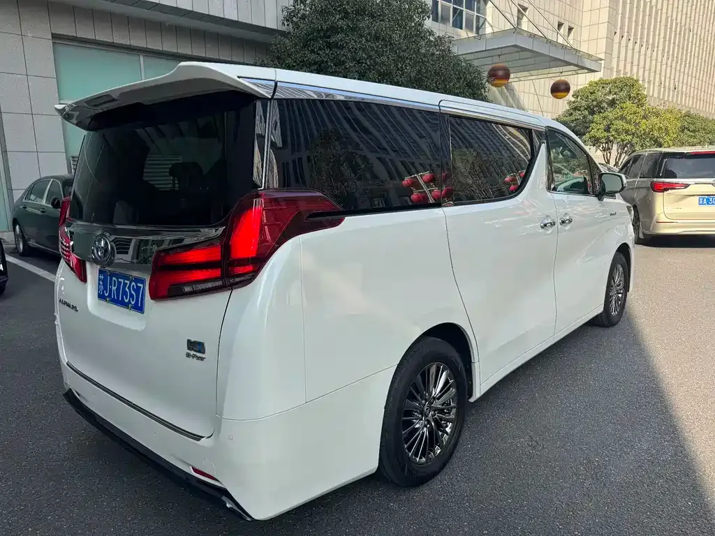 Toyota Alphard — фото 8