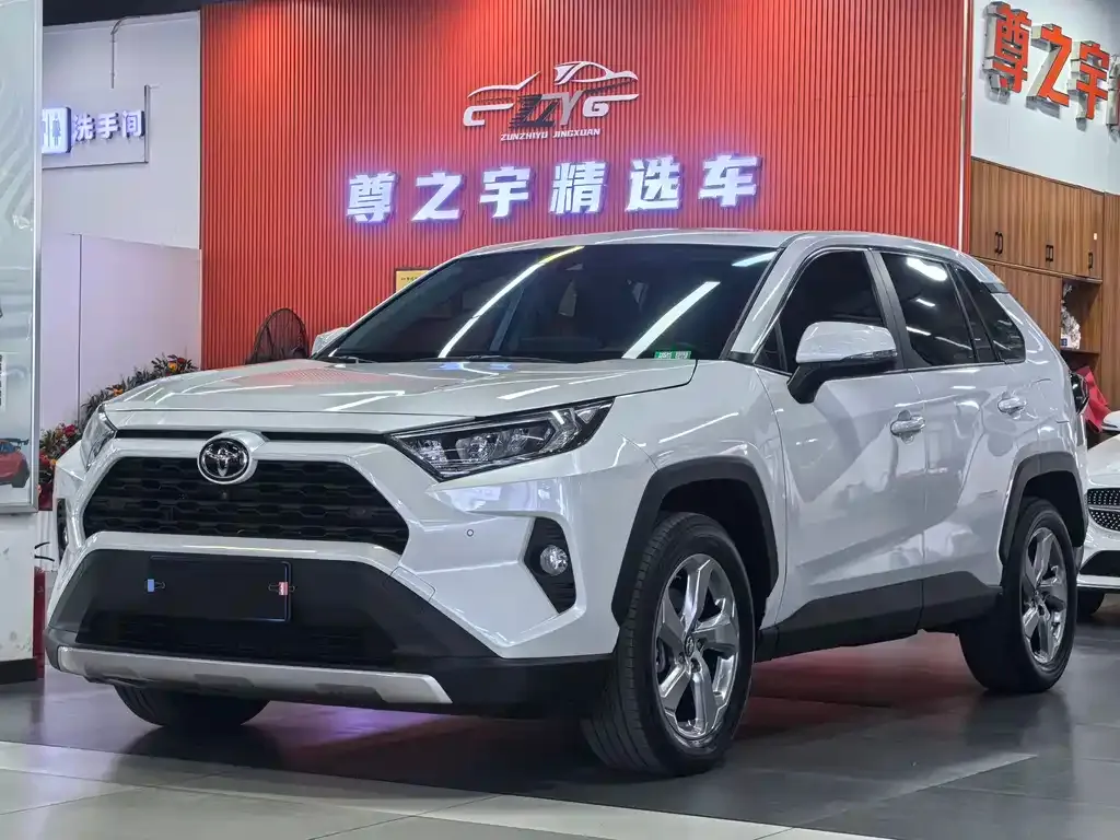 Toyota RAV4 — фото 1