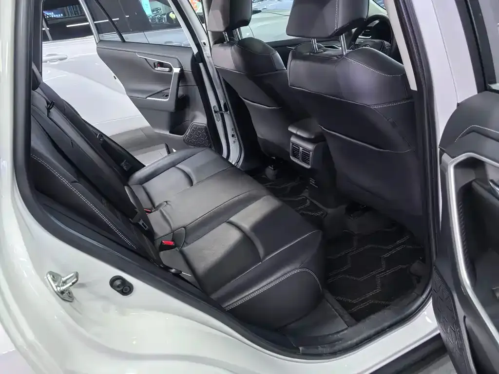 Toyota RAV4 — фото 7