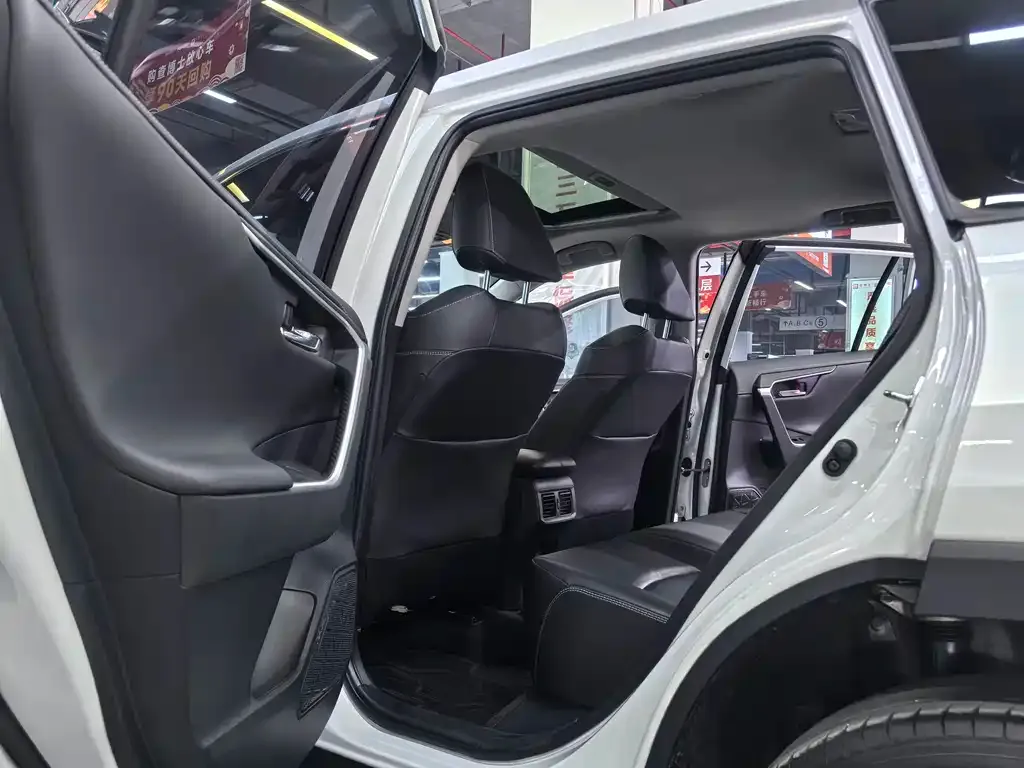 Toyota RAV4 — фото 9