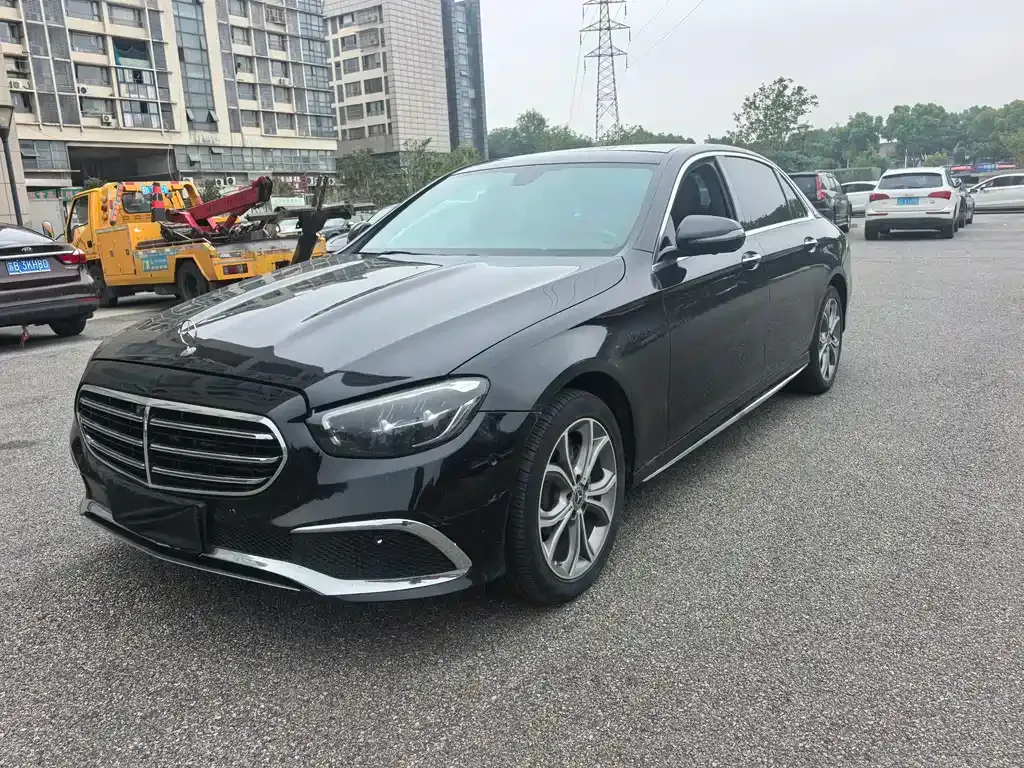 Mercedes-Benz E-Class — фото 1
