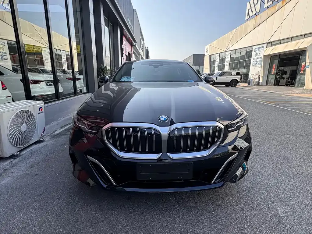 BMW 5 Series — фото 1
