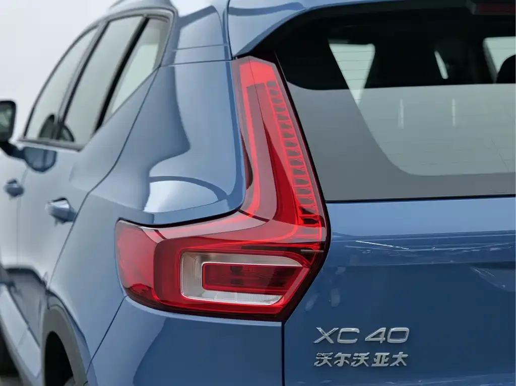 Volvo XC40 — фото 4