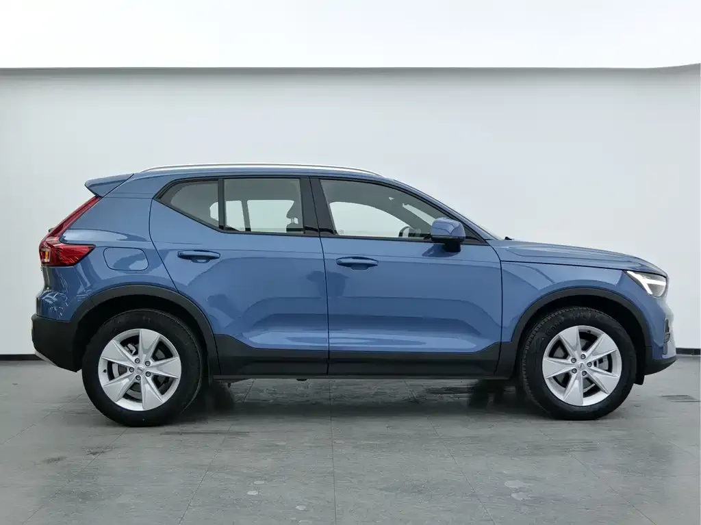 Volvo XC40 — фото 10