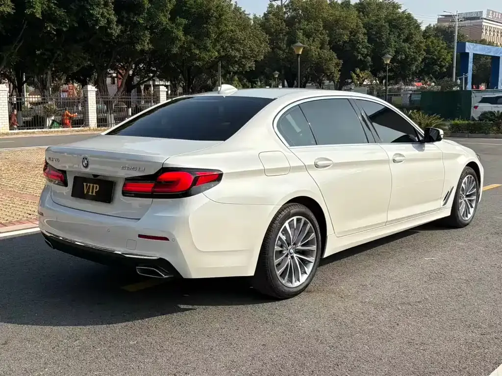 BMW 5 Series — фото 5