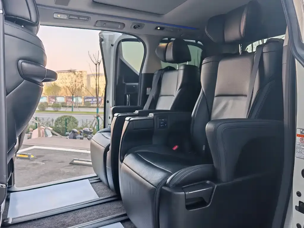 Toyota Vellfire — фото 2