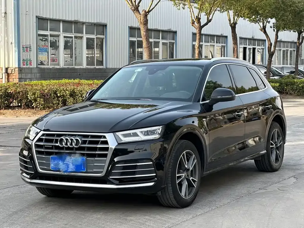 Audi Q5L — фото 1