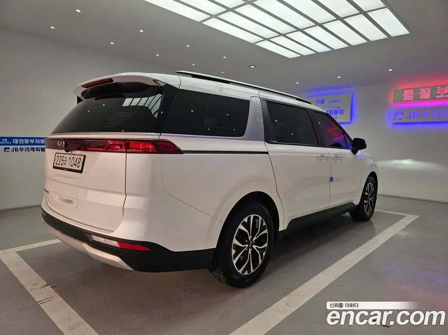 Kia Carnival — фото 10