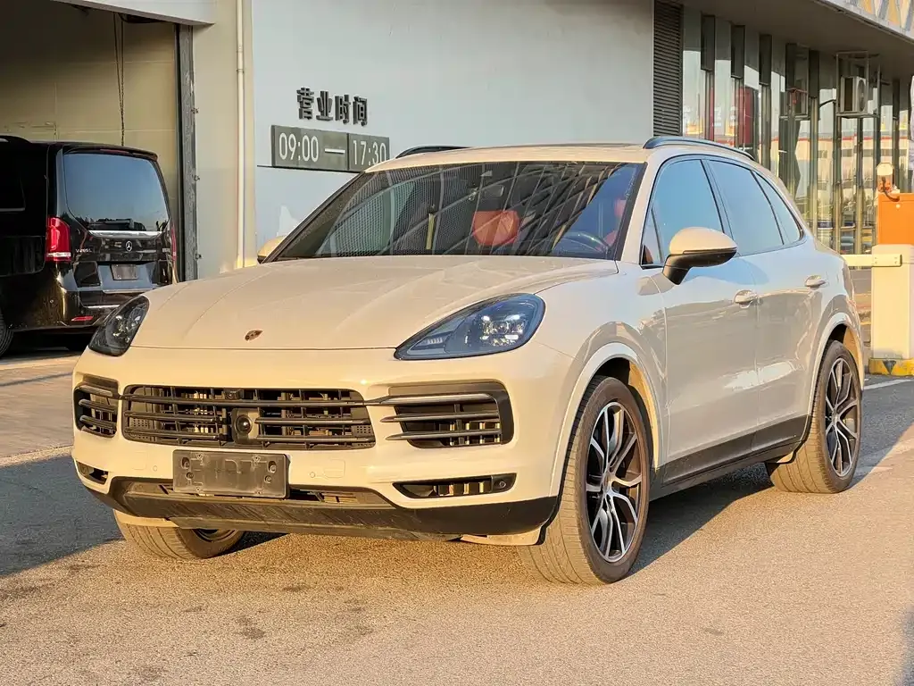 Porsche Cayenne — фото 1