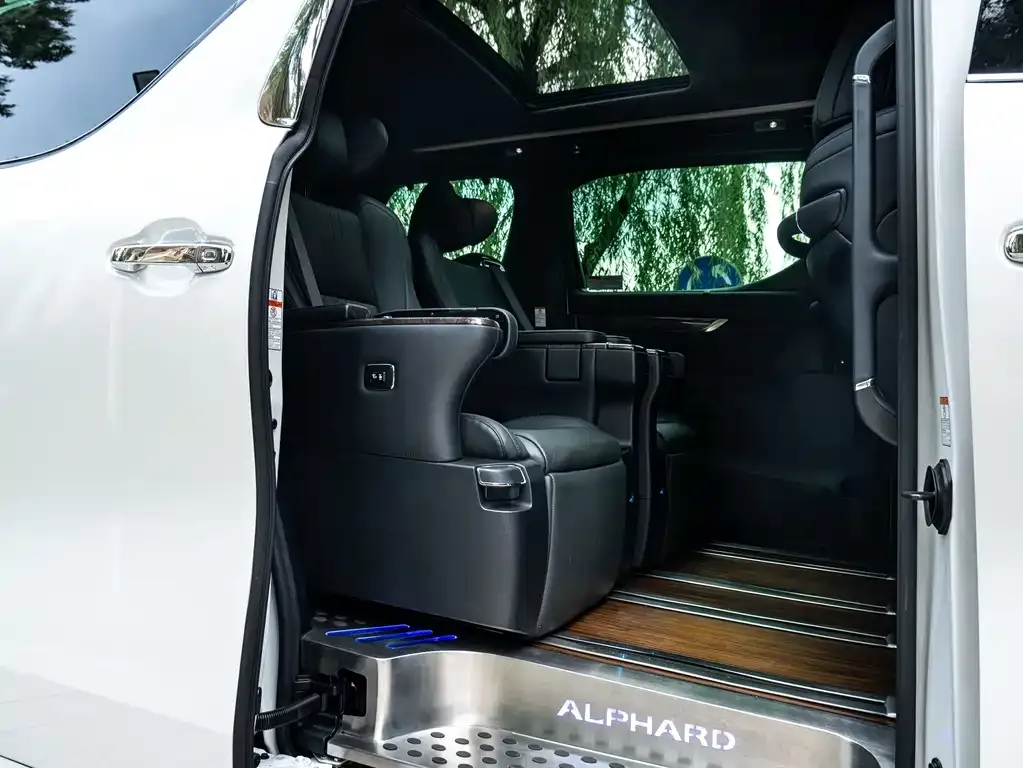 Toyota Alphard — фото 7