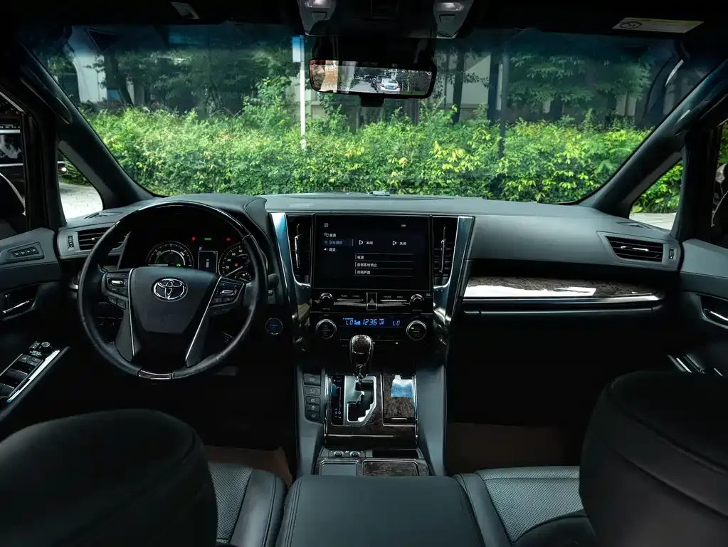 Toyota Alphard — фото 2