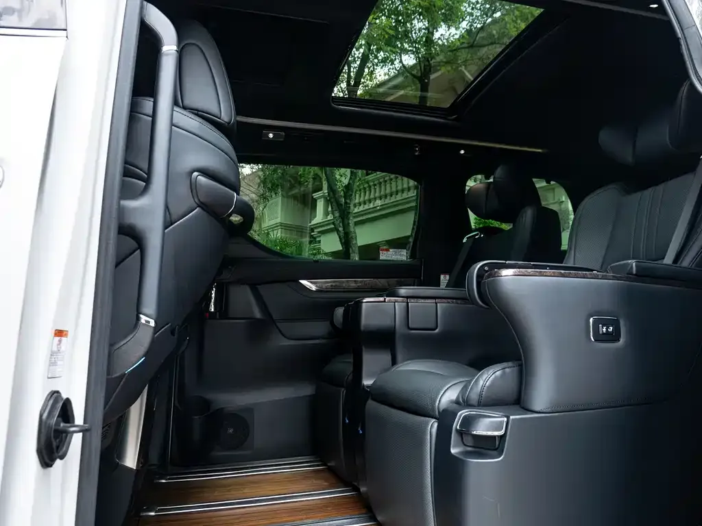 Toyota Alphard — фото 5