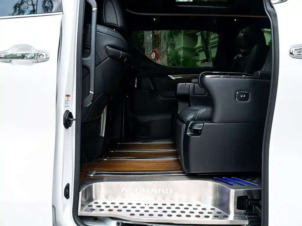 Toyota Alphard — фото 4