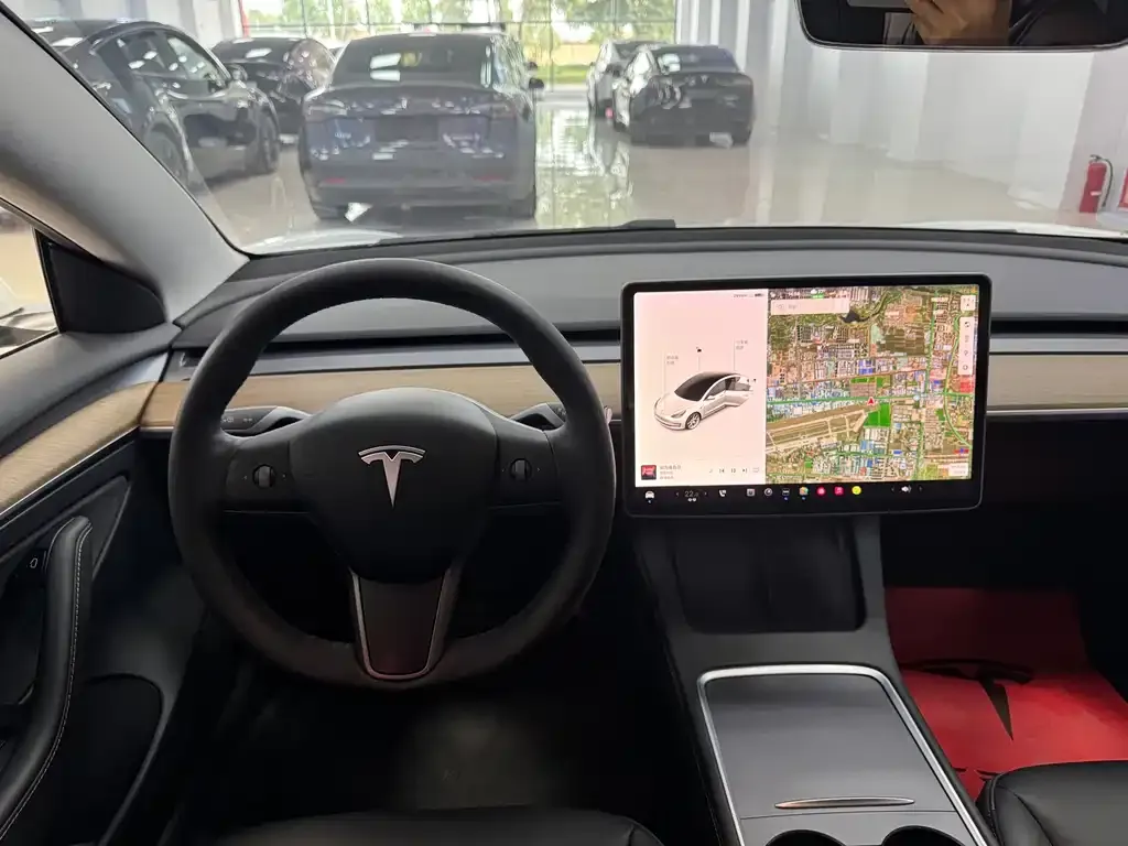 Tesla Model 3 — фото 4
