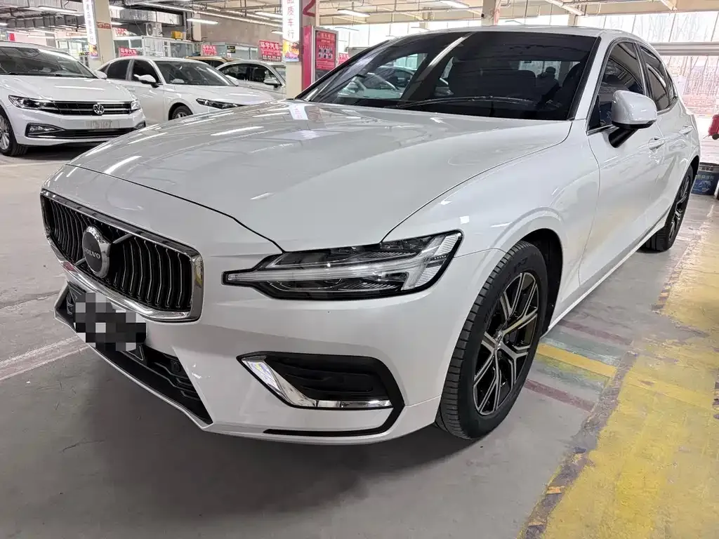 Volvo S60 — фото 1