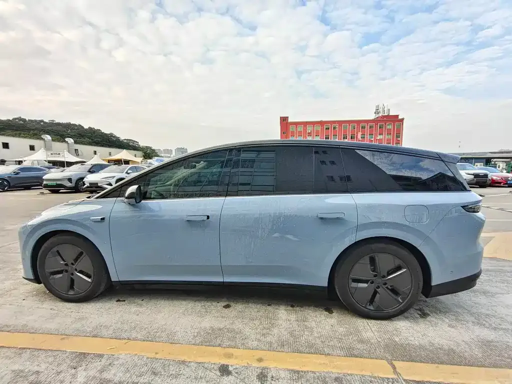 Li Auto i8 — фото 5