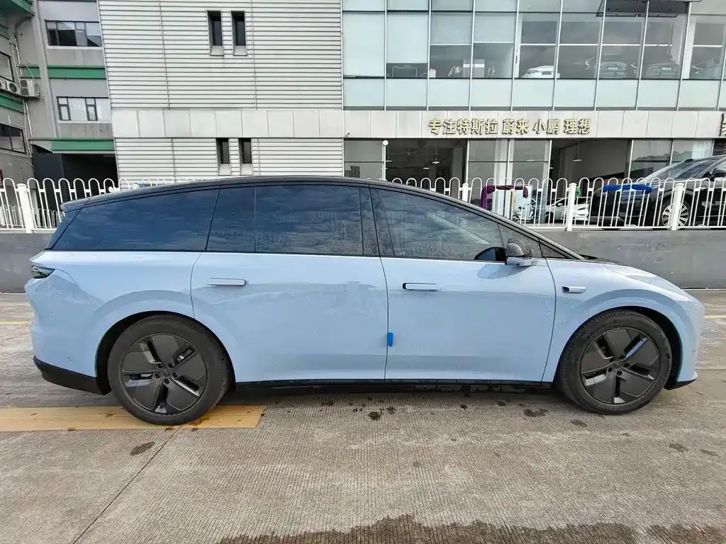 Li Auto i8 — фото 10