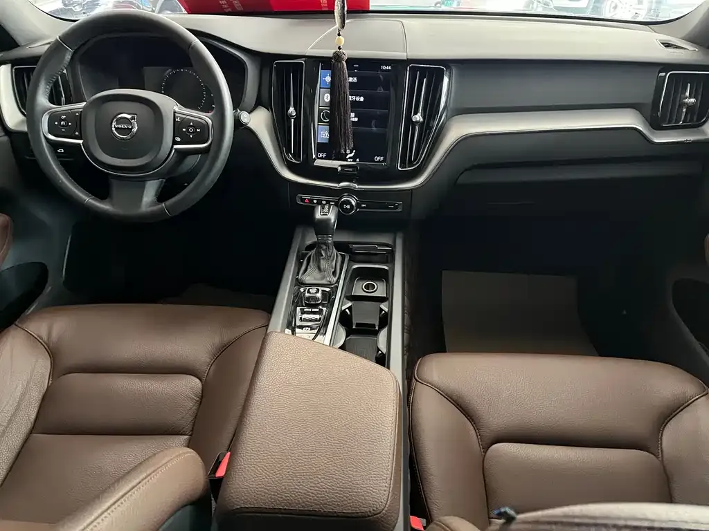 Volvo XC60 — фото 8