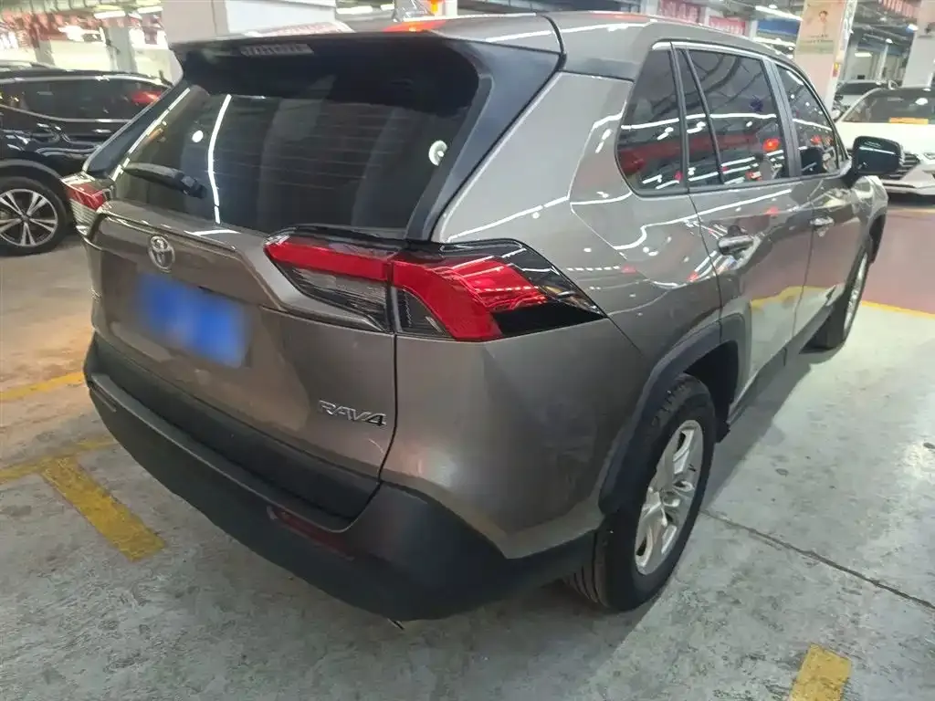 Toyota RAV4 — фото 7
