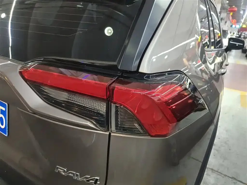 Toyota RAV4 — фото 8