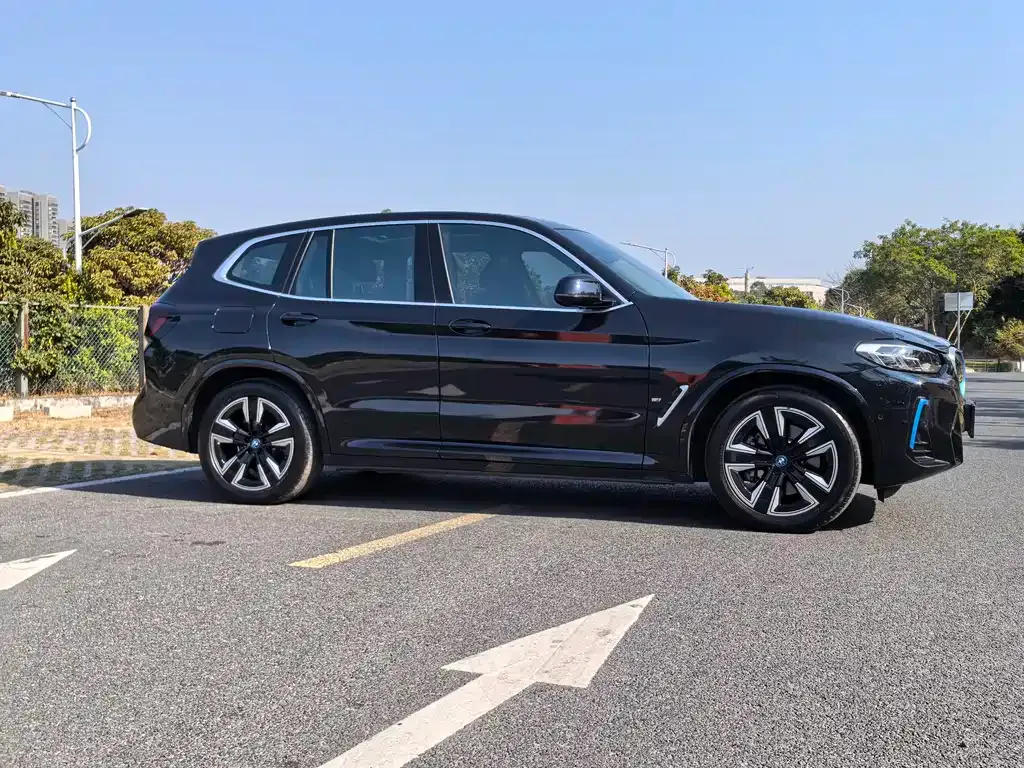BMW iX3 — фото 4