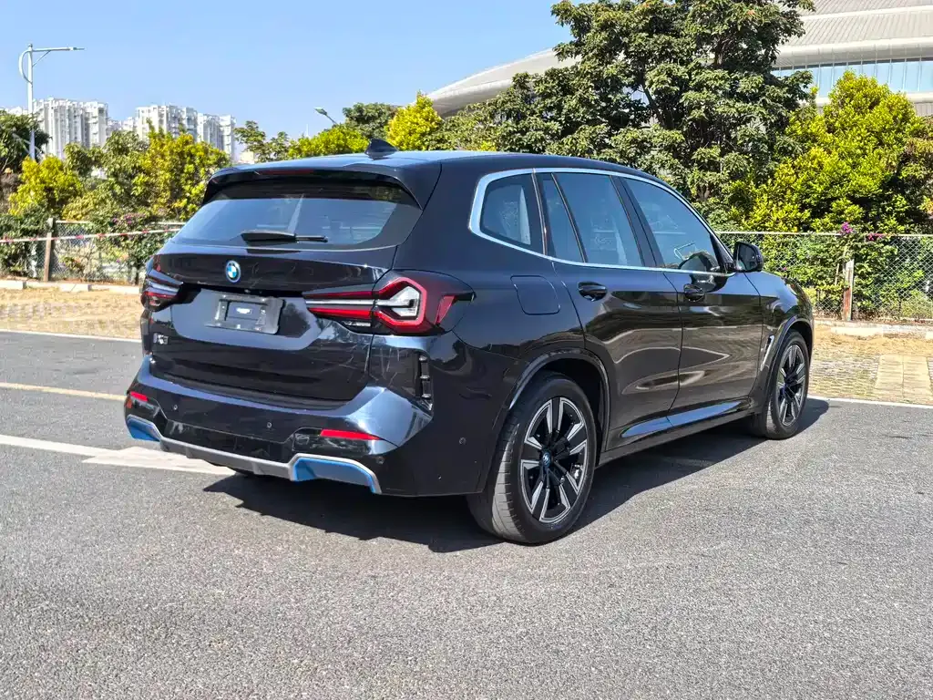 BMW iX3 — фото 9