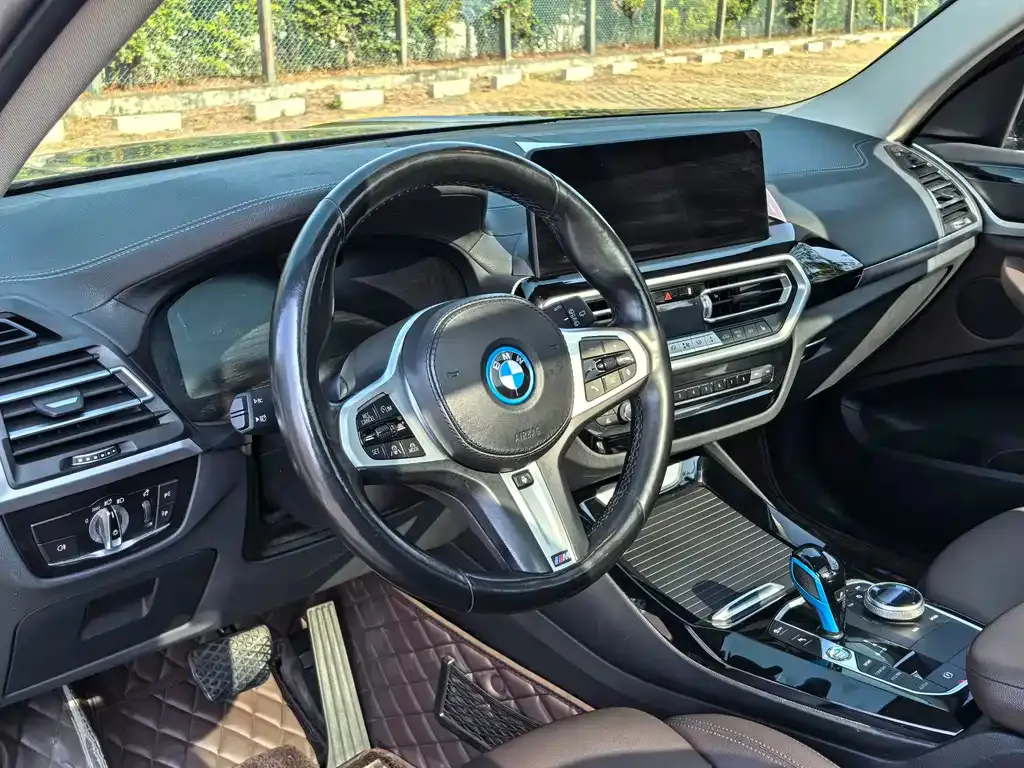 BMW iX3 — фото 10