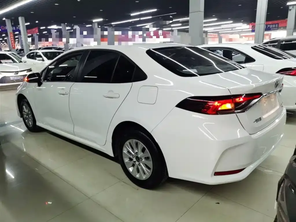 Toyota Corolla — фото 4