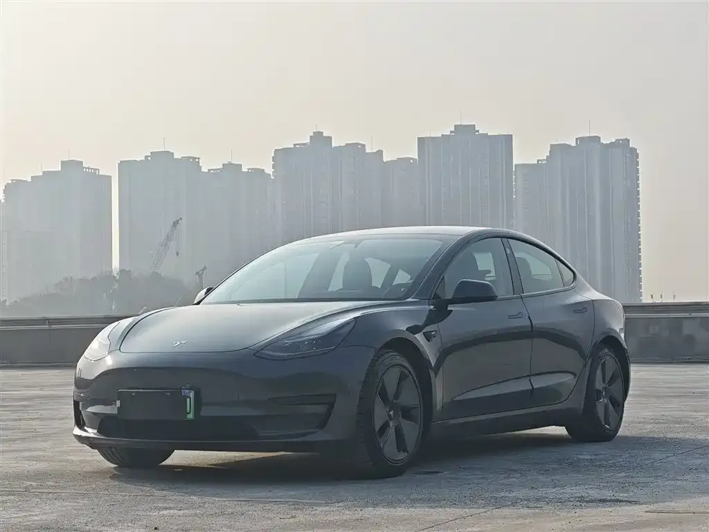 Tesla Model 3 — фото 1