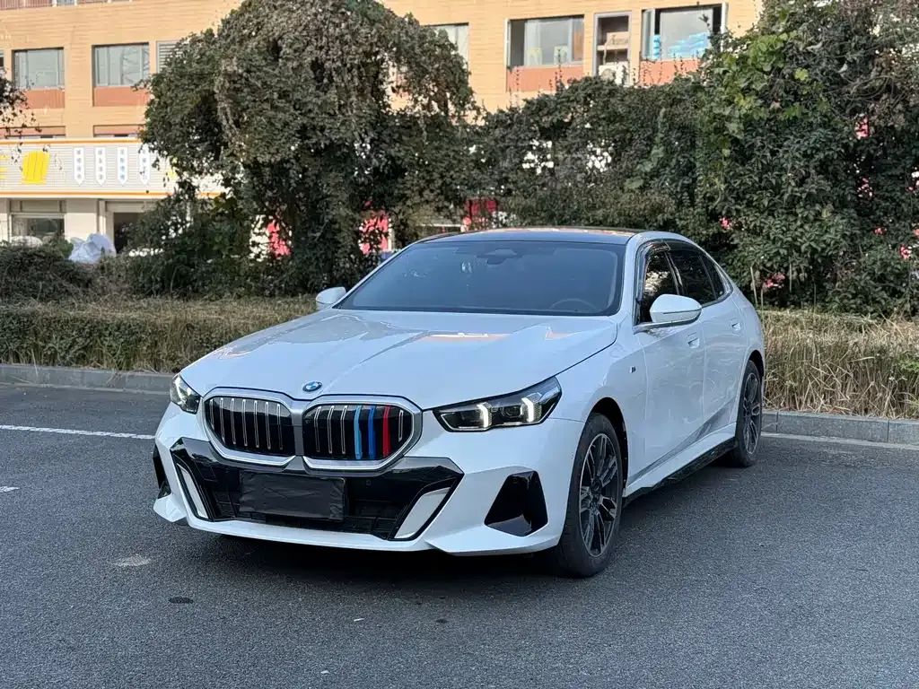 BMW 5 Series — фото 1