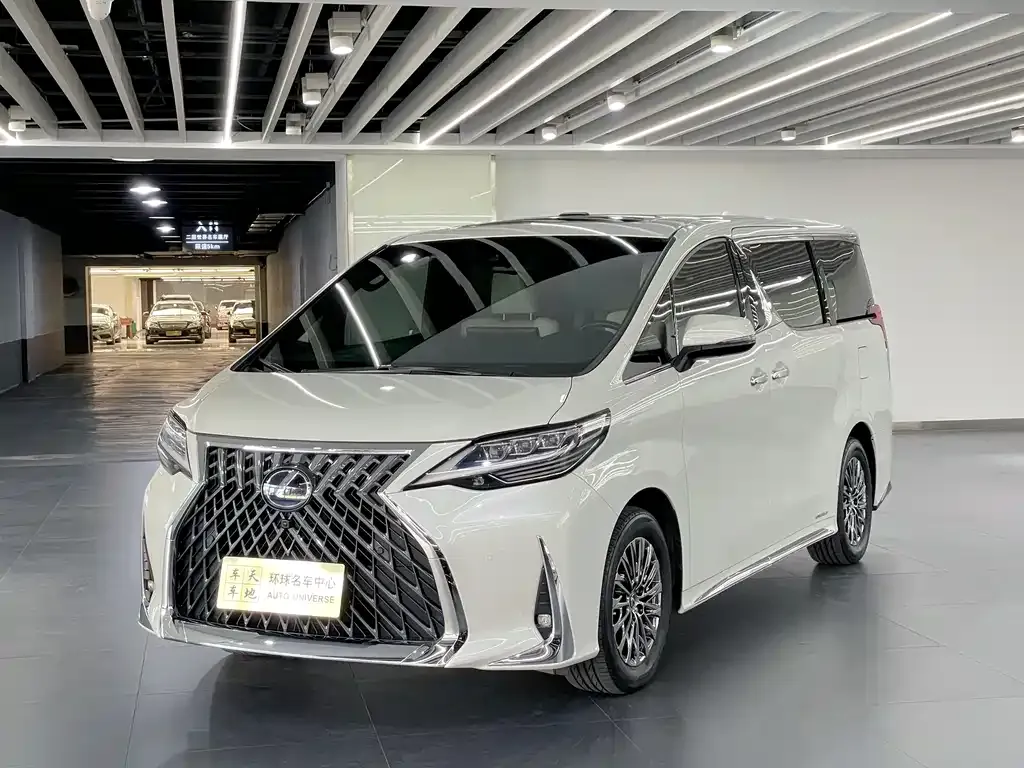 Lexus LM — фото 1