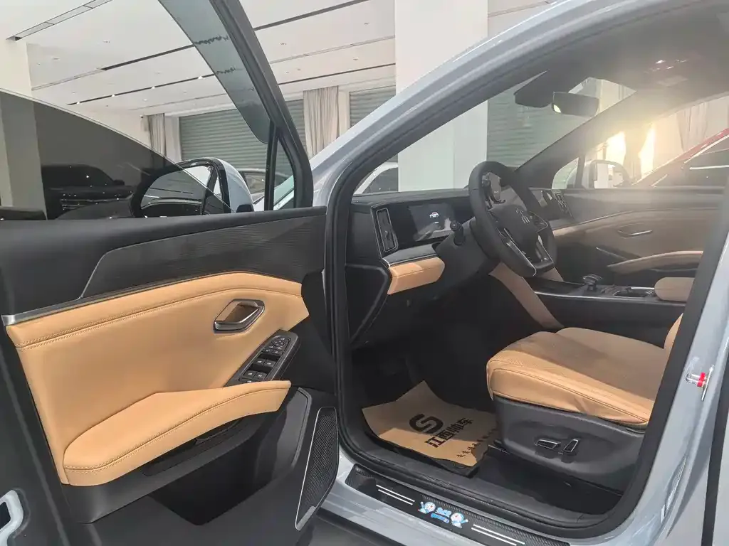 BYD L DM-i — фото 8