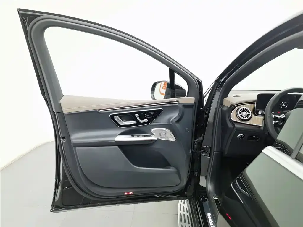 Mercedes-Benz EQE SUV — фото 10
