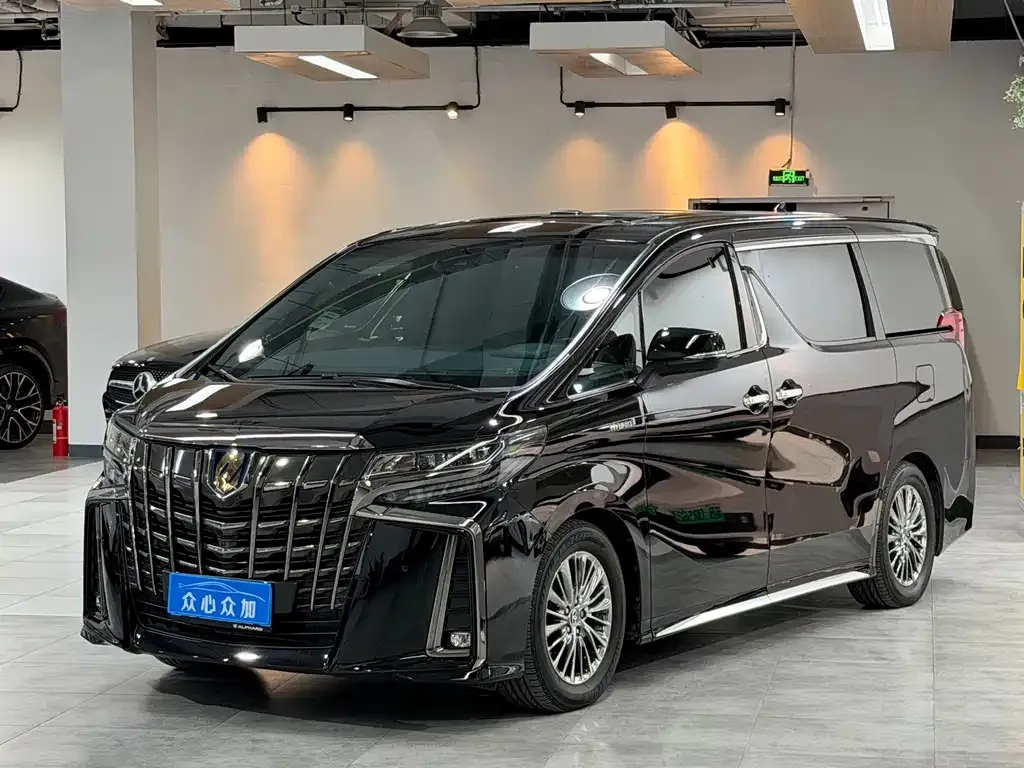 Toyota Alphard — фото 1
