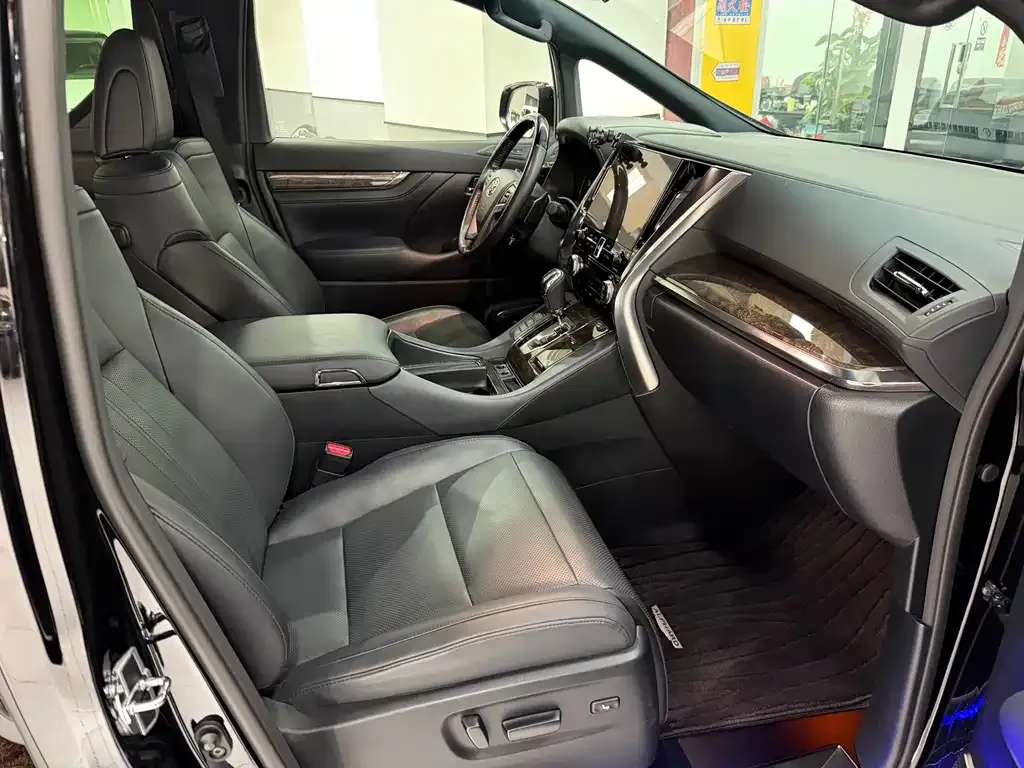Toyota Alphard — фото 2