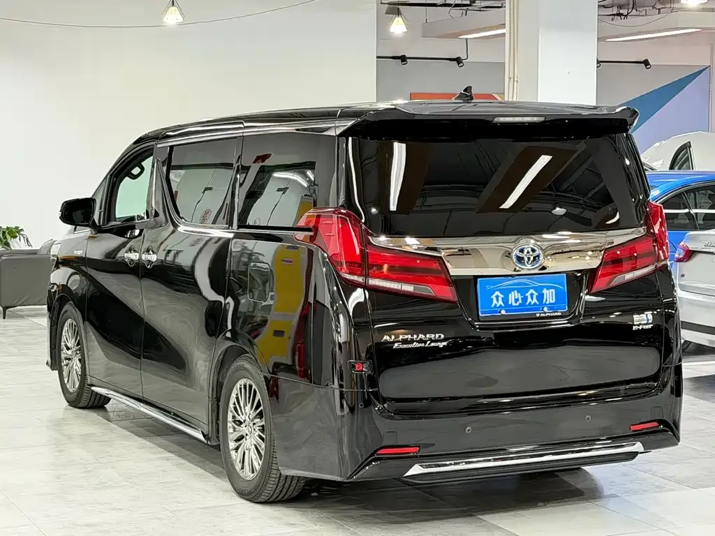 Toyota Alphard — фото 4