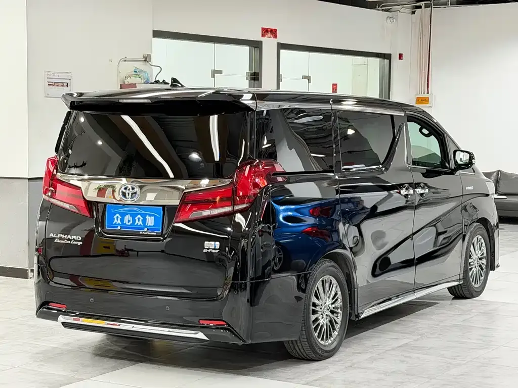 Toyota Alphard — фото 10
