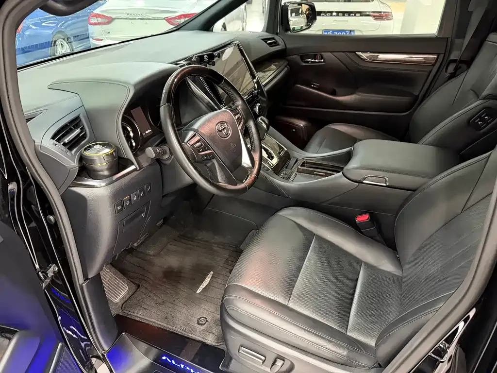Toyota Alphard — фото 8