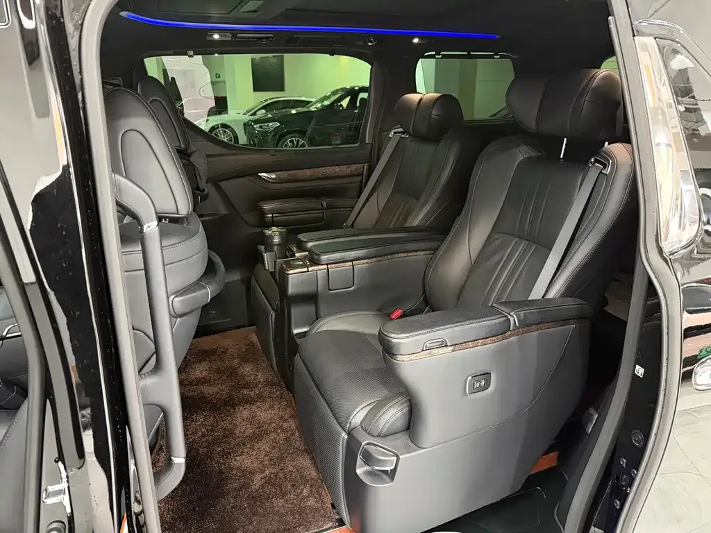 Toyota Alphard — фото 7