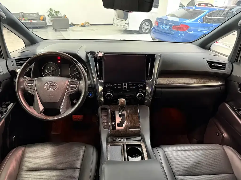 Toyota Alphard — фото 5