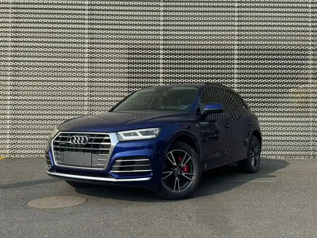 Audi Q5L — фото 1