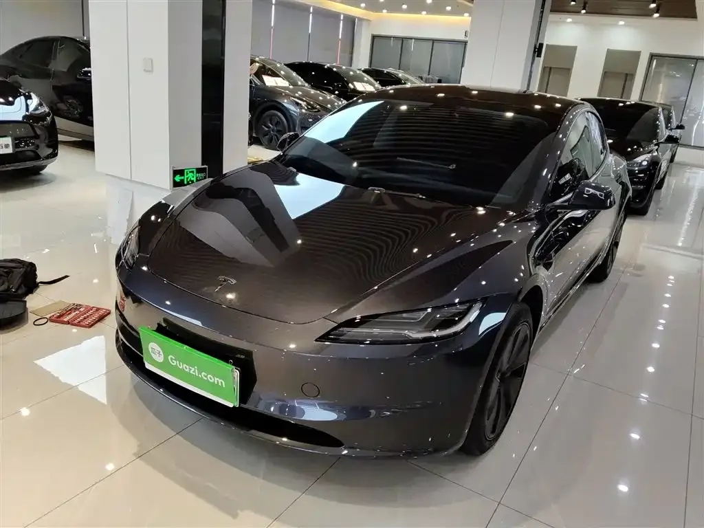Tesla Model 3 — фото 1