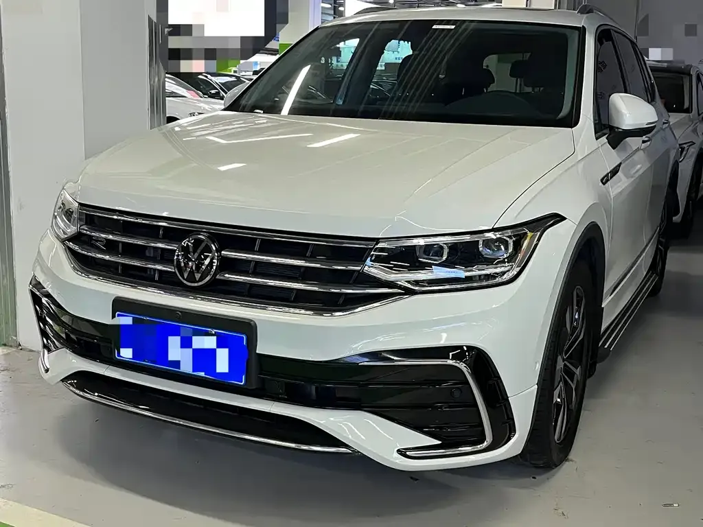 Volkswagen Tiguan L — фото 1