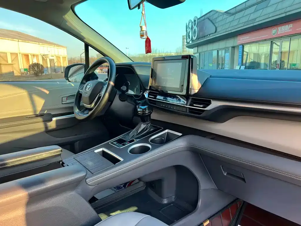 Toyota Granvia — фото 6