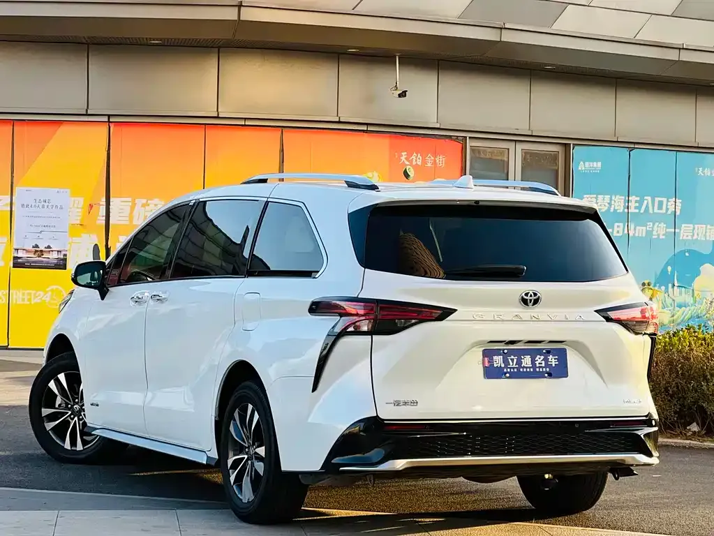Toyota Granvia — фото 7