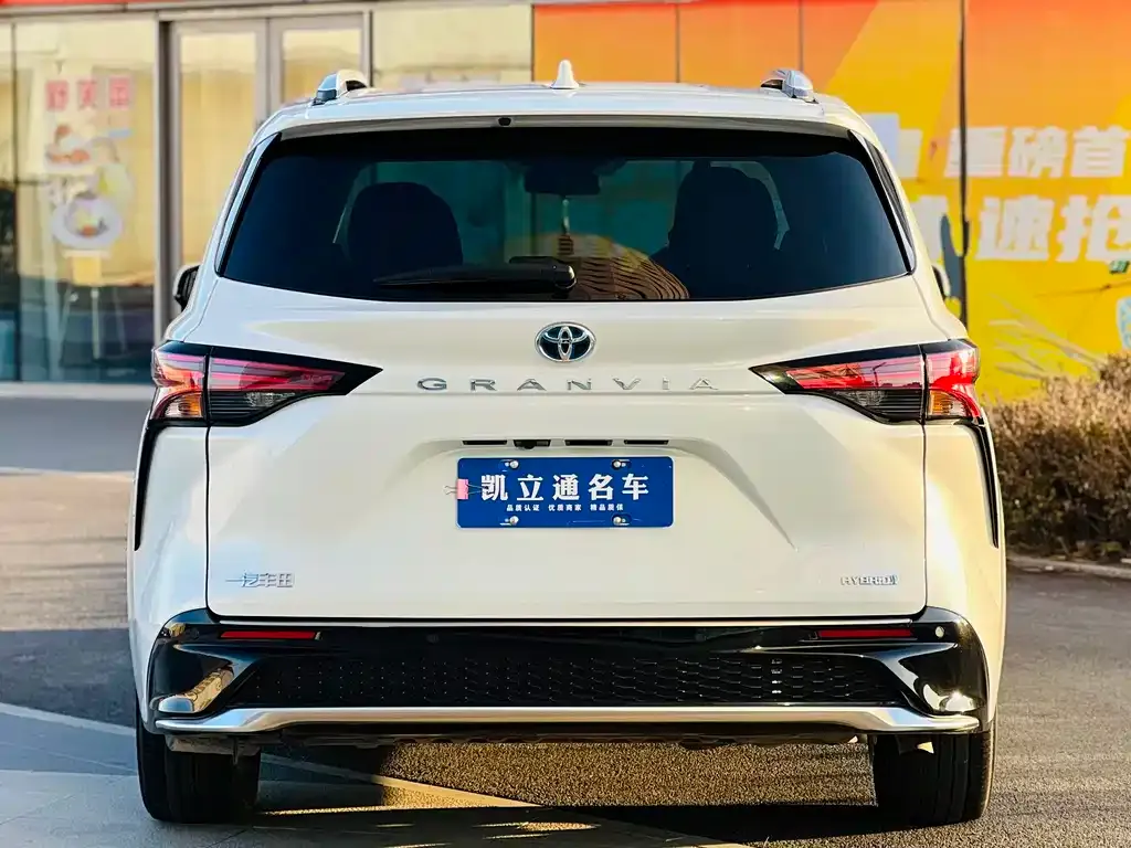 Toyota Granvia — фото 4