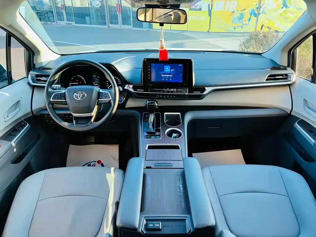 Toyota Granvia — фото 5