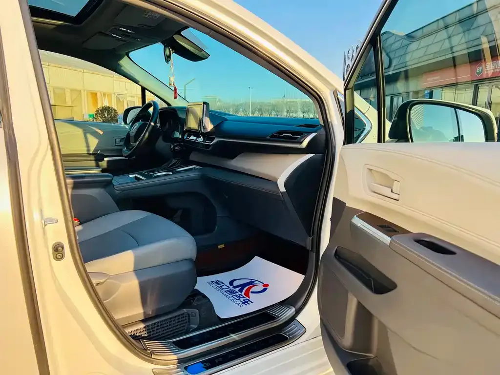 Toyota Granvia — фото 9