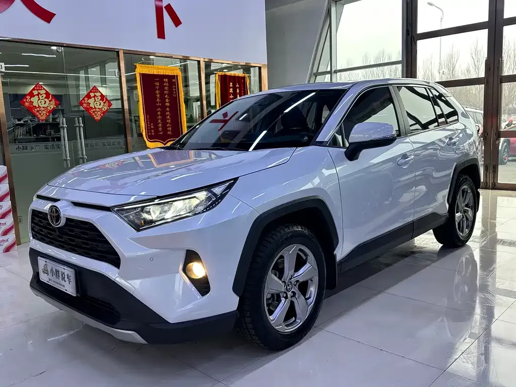 Toyota RAV4 — фото 1