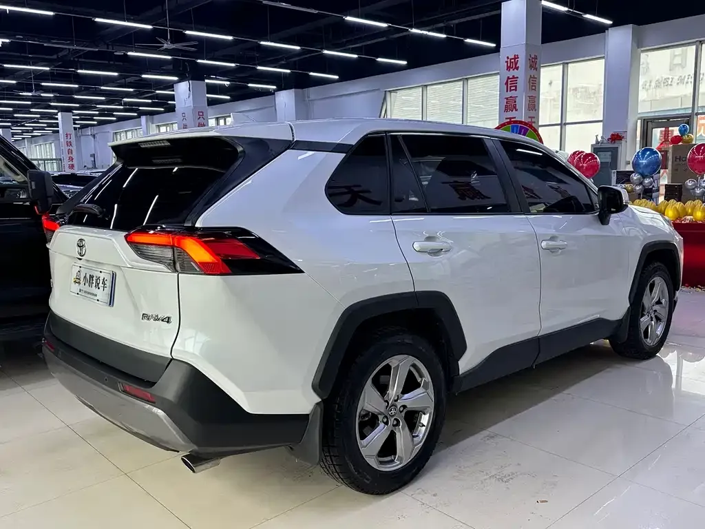 Toyota RAV4 — фото 10